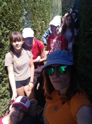 Varios participantes con gorras en un día soleado
