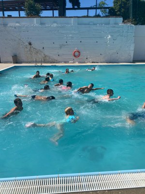 Foto del grupo haciendo juegos en la piscina