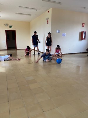 Grupo de participantes, en el taller de goalball, intentan atrapar el balón
