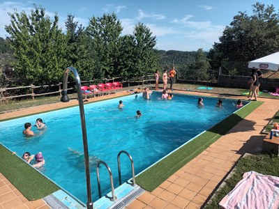 Un grupo de participantes, dentro de la piscina