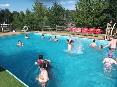 Varios participantes se dan un chapuzón en la piscina