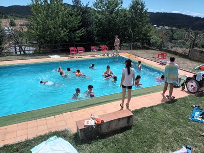 Todos los participantes en la piscina