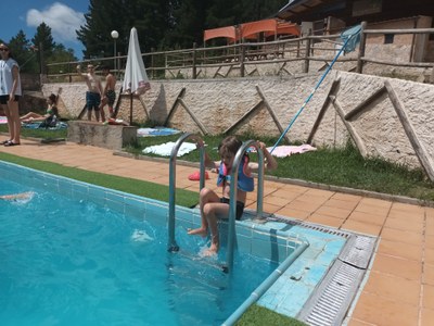 Una participantes se moja los pies en el agua de la piscina