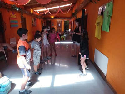 Un grupo de participantes, ensayan un baile en el taller “Tiktockers”