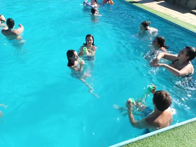 Un grupo de participantes, jugando en la piscina