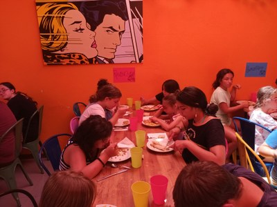 Un grupo de participantes, comiendo