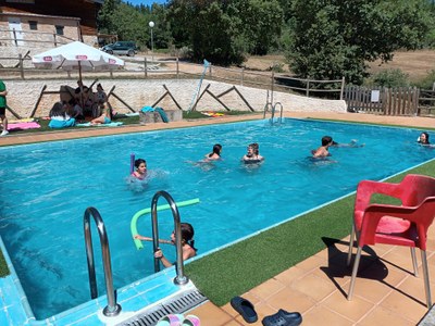 Un grupo de participantes juega en la piscina