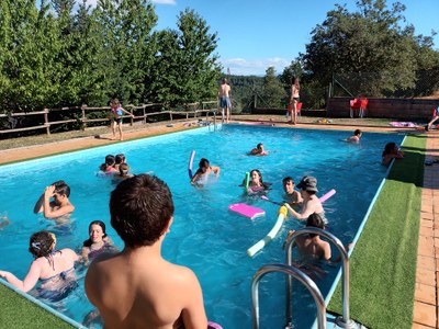 Varios participantes en la piscina