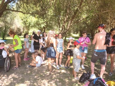Todos las participantes, disfrutando de un picnic