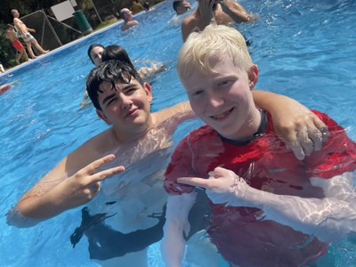 Dos participantes en la piscina