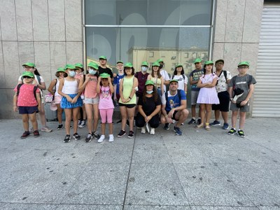 Foto de parte del grupo ataviado con gorras verdes