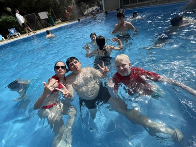 Tres participantes en la piscina 