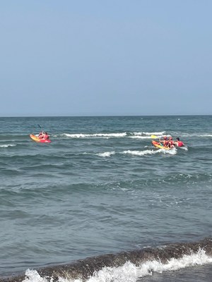 Grupo de participantes montando en kayak