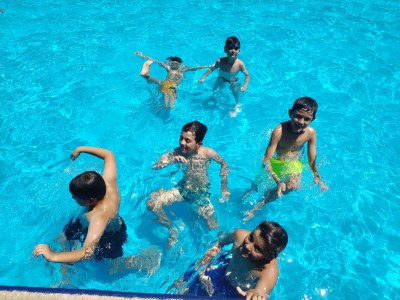 Un grupo de participantes jugando en la piscina