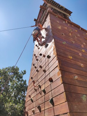 Una participante, en lo más alto, casi al final de la escalada