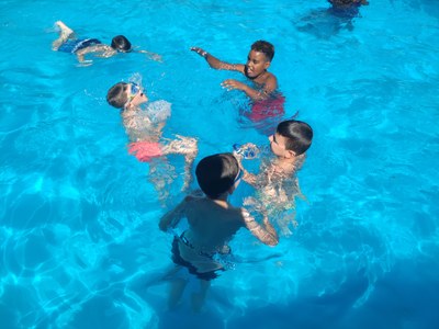 Un grupo de participantes juegan en el agua