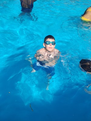 Un participante, con gafas de agua, dentro de la piscina
