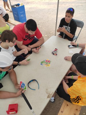 Varios participantes, jugando a las cartas