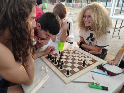 Dos participantes, jugando al ajedrez