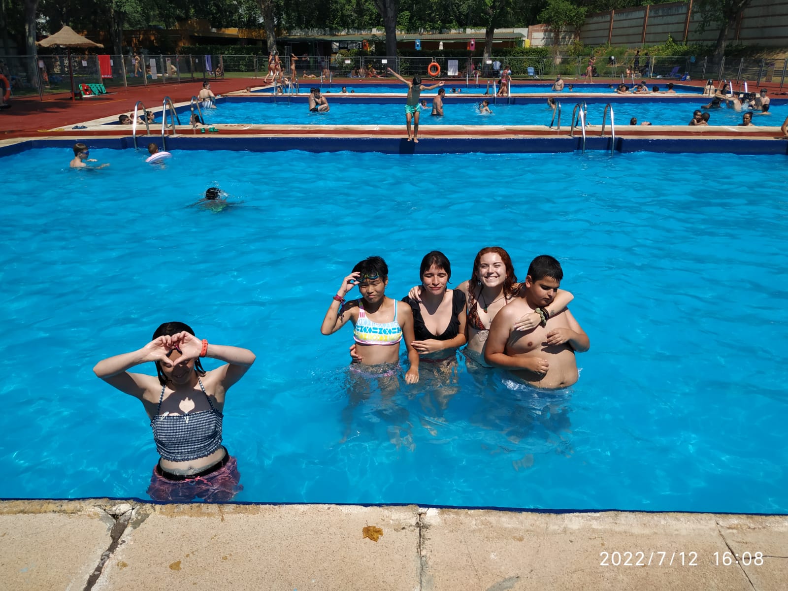 Un grupo de participantes en la piscina