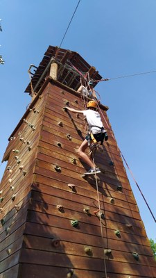 Un participante escalando en el rocódromo