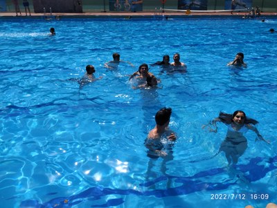 Los participantes en la piscina