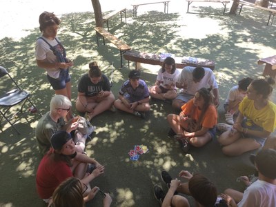 Un grupo de participantes jugando a cartas