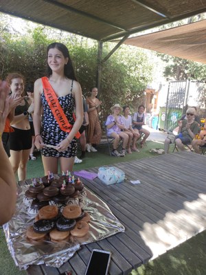 Una participante celebra su cumpleaños, junto al resto de participantes