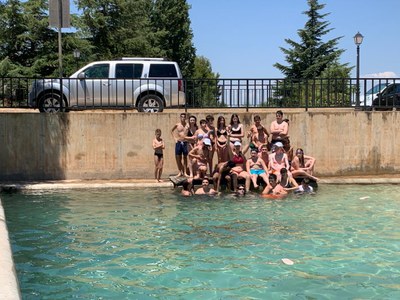 Todo el grupo en la piscina