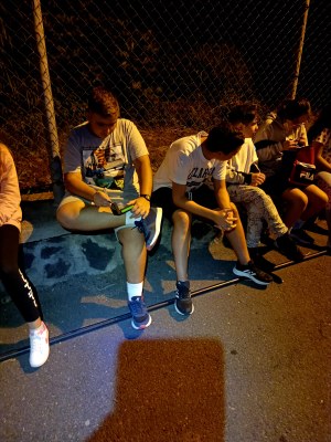 Participantes durante un descanso de la caminata nocturna
