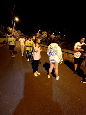Un grupo de participantes en pleno paseo nocturno 