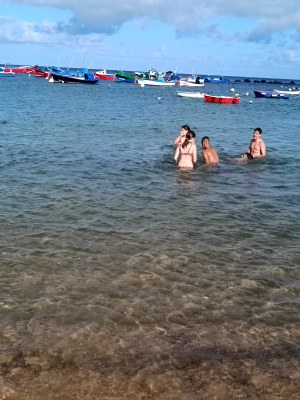Un grupo de participantes, juega dentro del agua