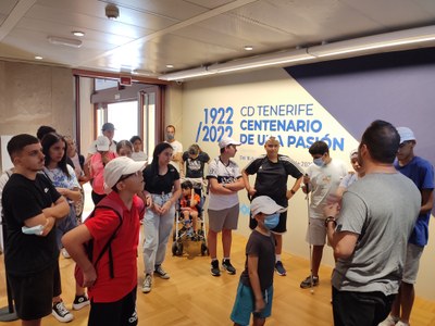 Los participantes escuchando a un monitor, durante la visita realizada a la exposición del club deportivo de Tenerife 