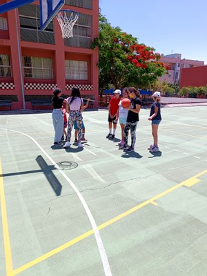 Un grupo de participantes en una cancha de baloncesto