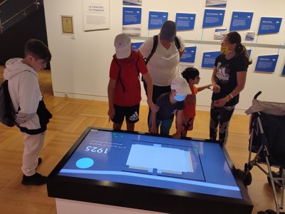 Un grupo de participantes visualizando un campo de futbol en una pantalla