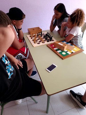 Cuatro participantes, jugando a ajedrez