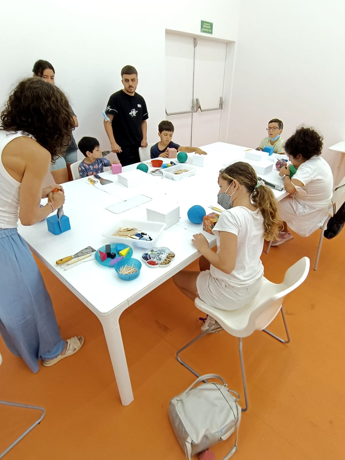Un grupo de participantes en el taller de escultura