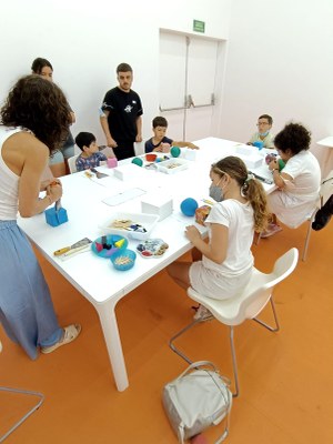 Un grupo de participantes en el taller de escultura