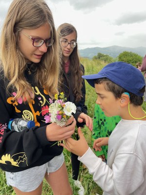 Participantes comparten flores recogidas