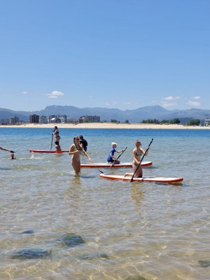 Grupo de participantes finalizando su paseo en paddle surf
