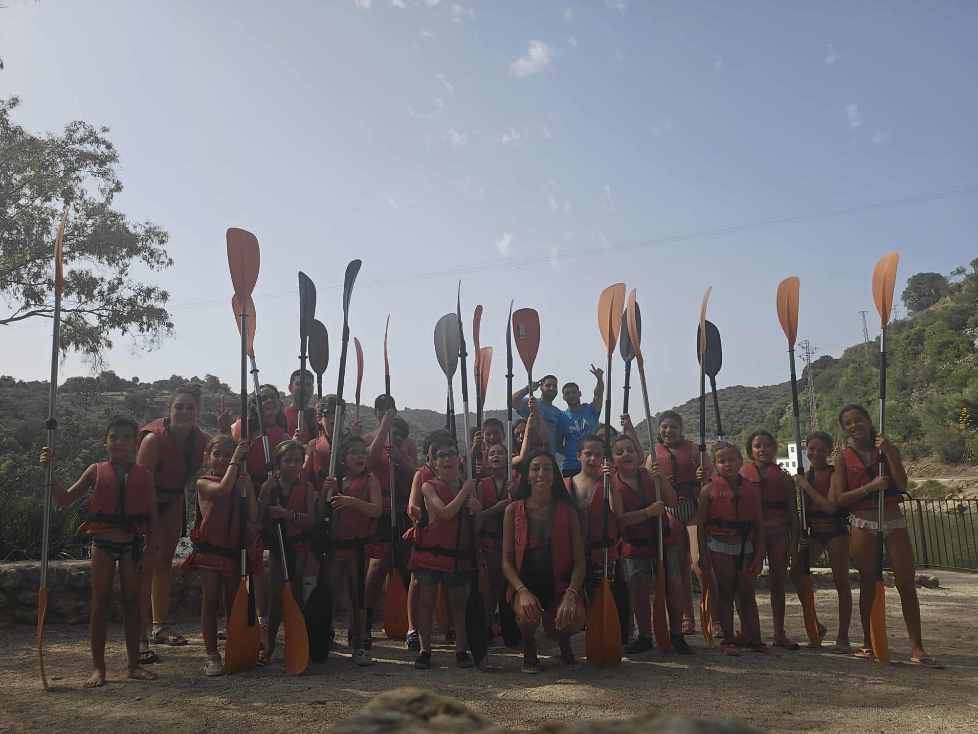 Los participantes posan con las palas de Kayak