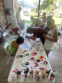 Varios participantes realizando un mural