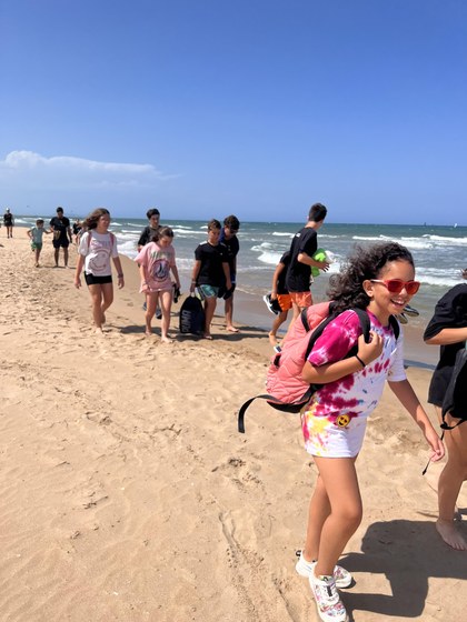 Un grupo de participantes andando por la playa