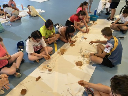 Participantes en el taller de figuras de arcilla.