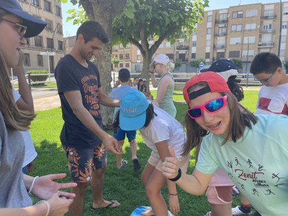 Varios participantes saludan al comienzo de este segundo día de campamento