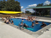 Un grupo de participantes dándose un baño en la piscina