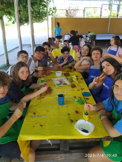 Un grupo de participantes pintando sus esculturas