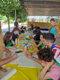 Un grupo de participantes haciendo un mural