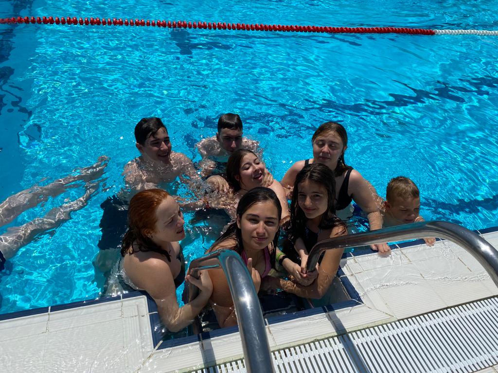 Los participantes en la piscina