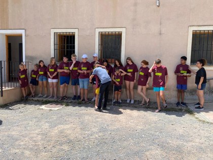 Todos los participantes posan a la sombra